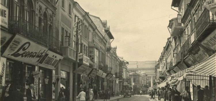 Strada Lipscani surprinsa la inceputul secolului trecut.