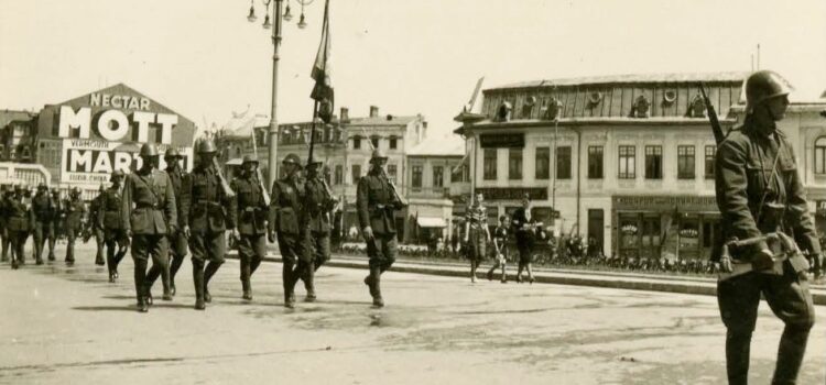 Trupele române defilând prin centrul orașului Ploiești – foto 1943